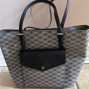 New no tags Michael Kors black and gray jet set tote.
Features front snap pocket